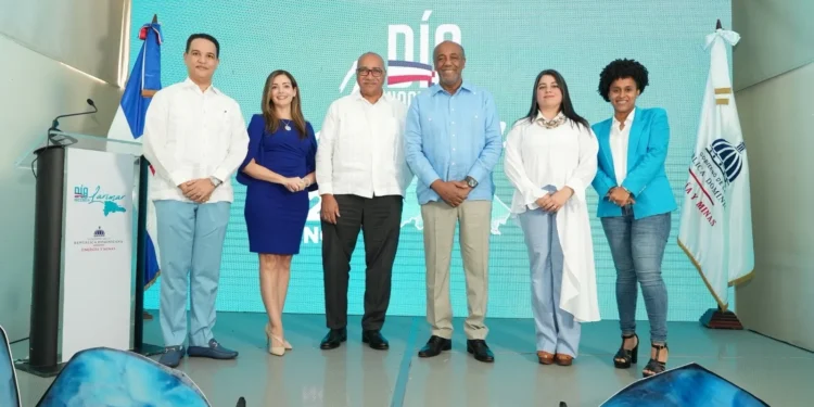 Ministro Almonte destaca rol de trabajadores para que piedra larimar sea conocida mundialmente